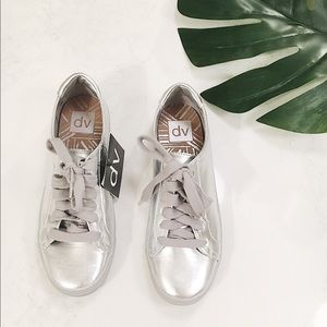 Dolce Vita Metallic Silver Sneaker - 6.5 👟